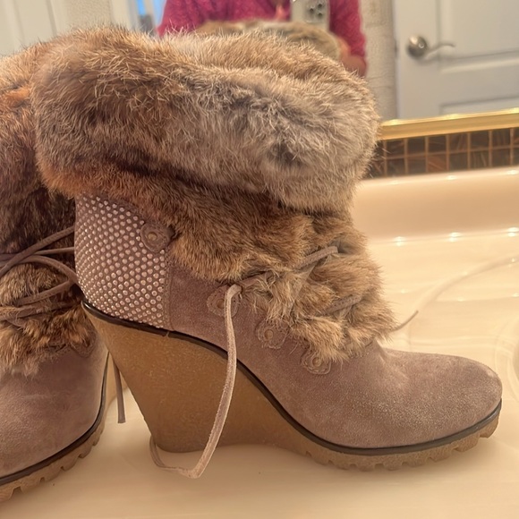 Adorable rabbit fur wedge booties - Picture 2 of 6
